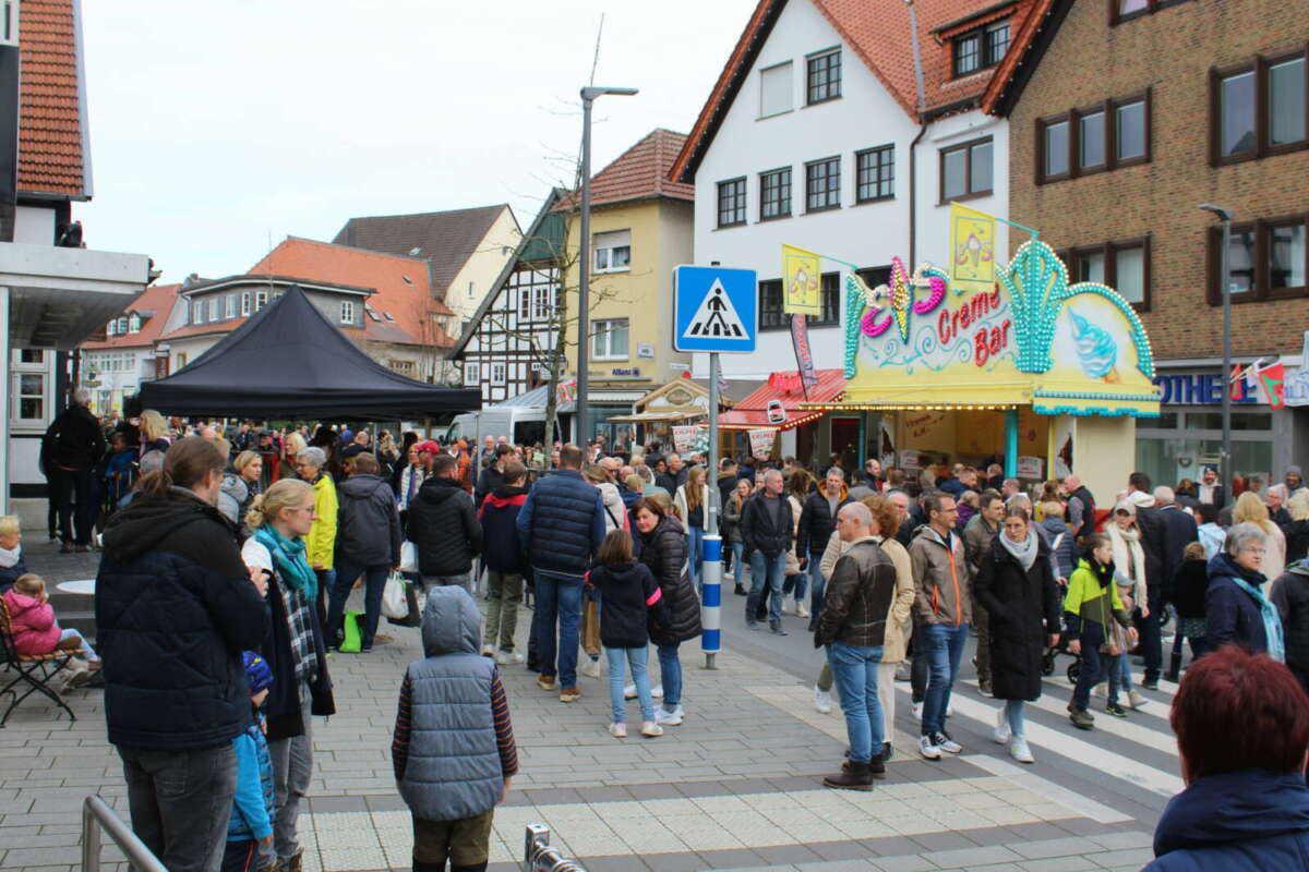 Besucher zwischen Verkaufsständen und einem Crêpes-Stand in der Delbrücker Innenstadt