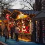 Beleuchtete Weihnachtsmarktstände – Symbolfoto zur Höxteraner Weihnachtszeit