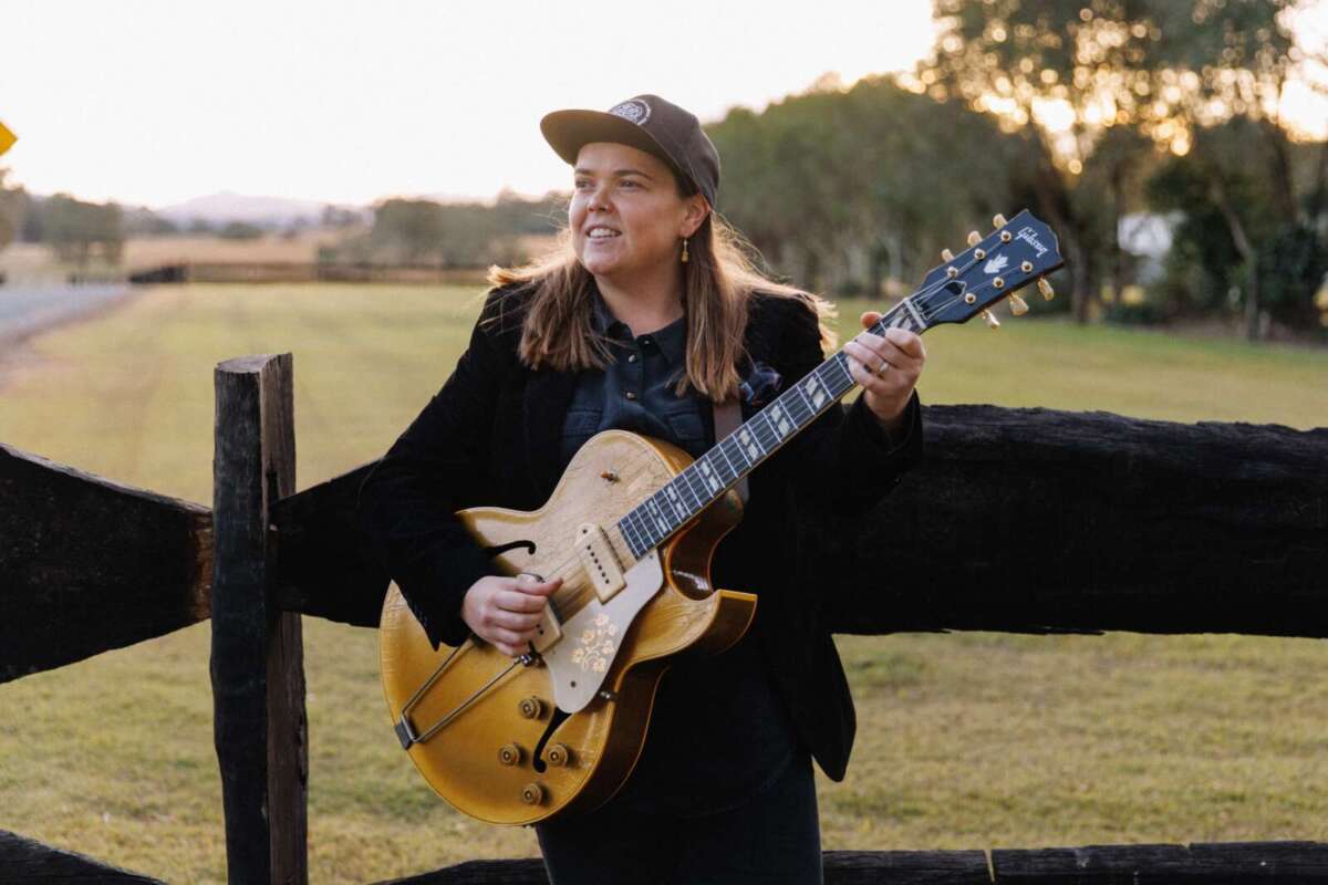 Minnie Marks mit ihrer Gitarre