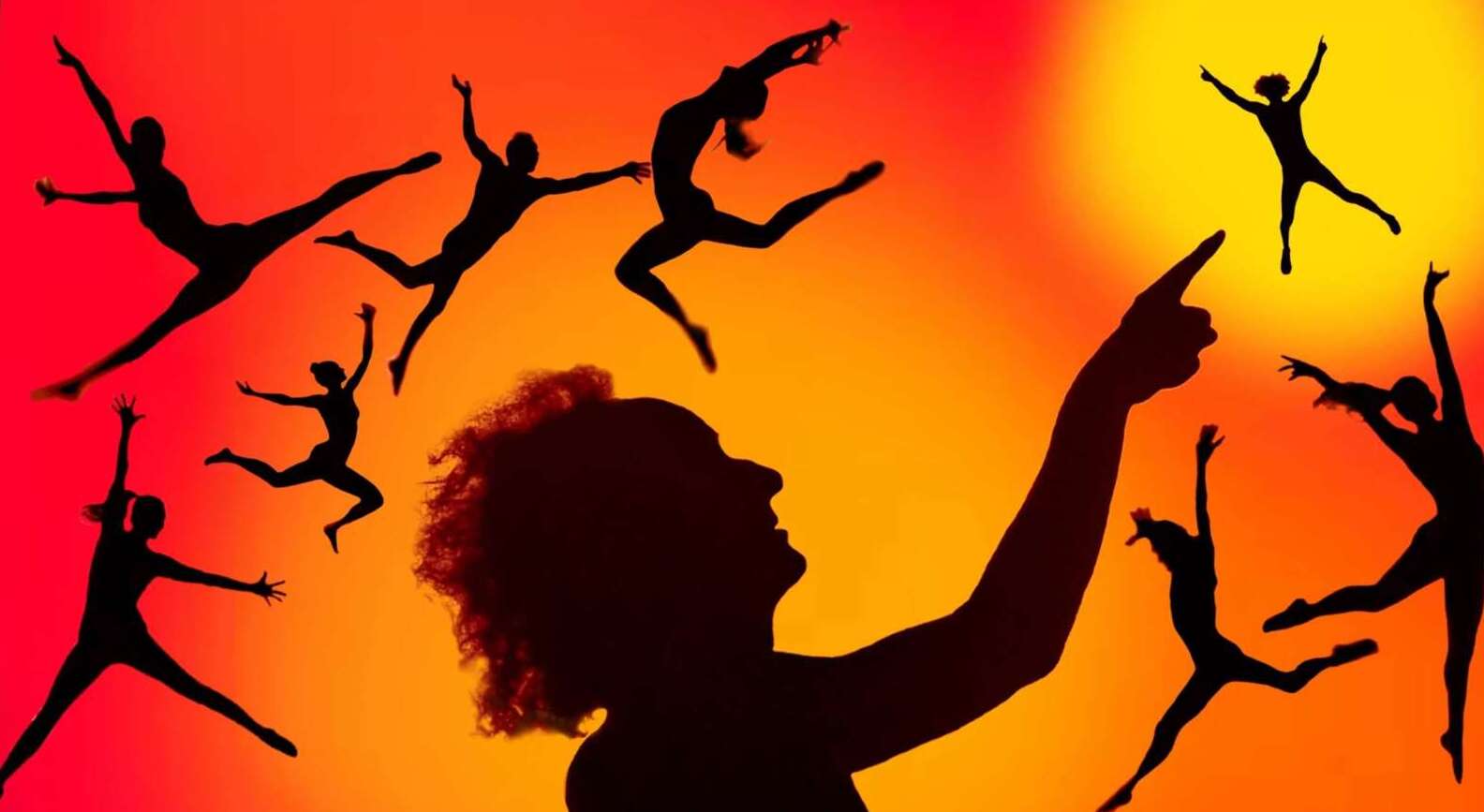 Tanzende Silhouetten vor orangefarbenem Hintergrund bei Moving Shadows »On Fire«