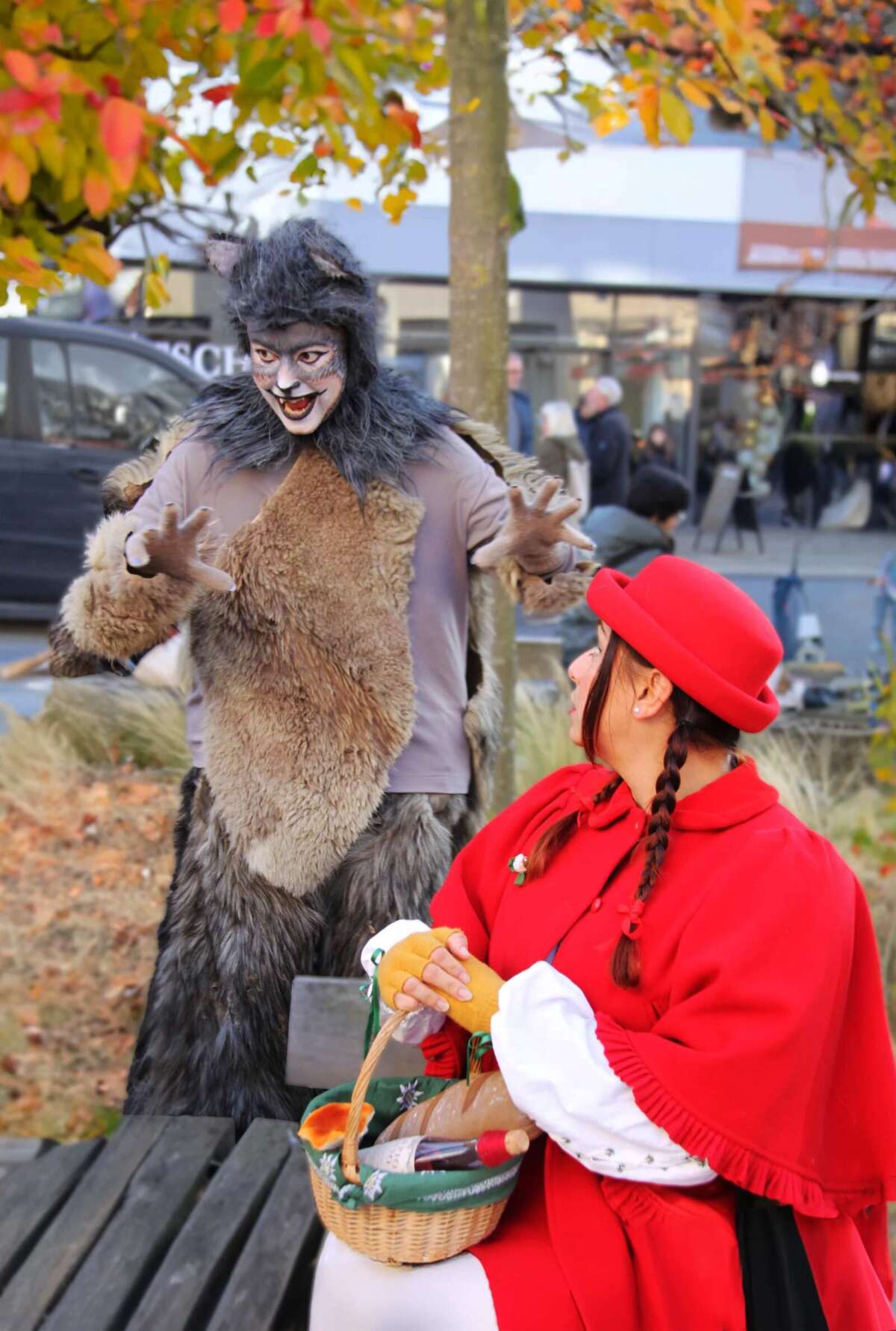 Noemi de Swart und Malou Lehner als Rotkäppchen und Wolf beim Rotkäppchen-Sonntag