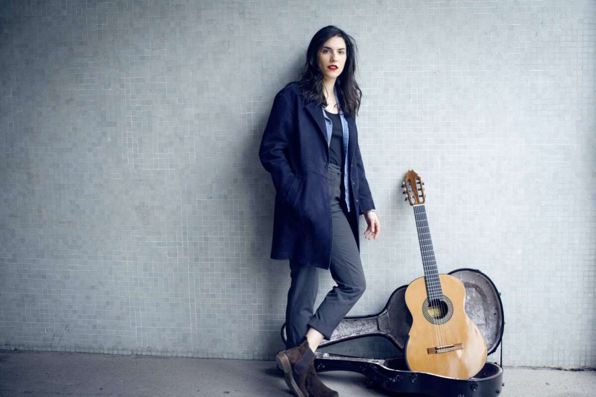 Roxane Elfasci mit ihrer klassischen Gitarre