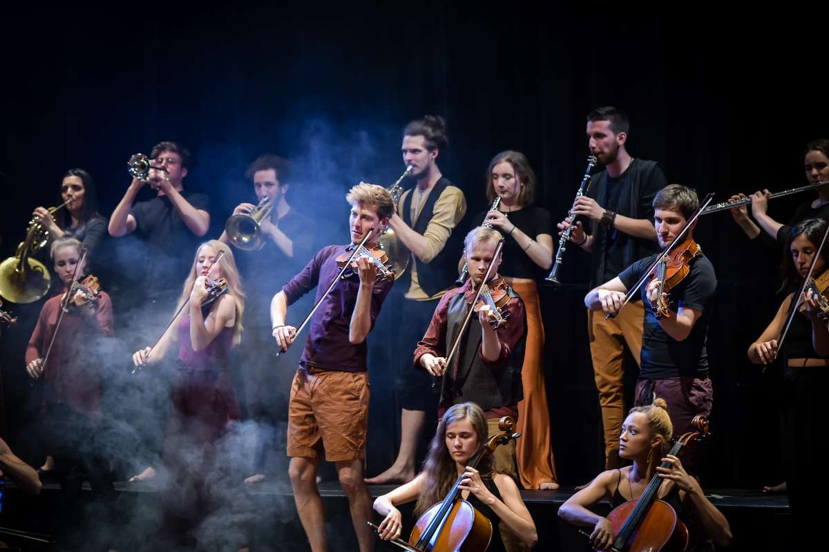 Kasseler Musiktage: Ein Klangspaziergang durch Kassel – STEGREIF.orchester