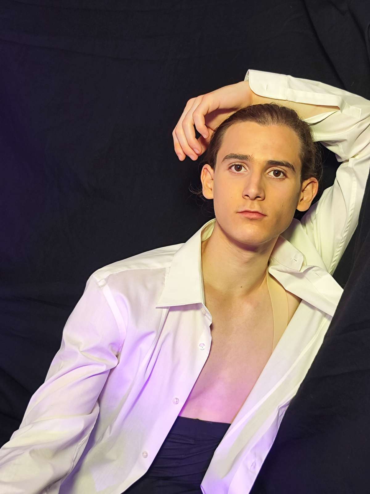 Theater-Streaming: AUSGEBRÜTET von Cordt Mannigel - Tragische Komödie mit weltweitem Schauspiel-/Ballett-Ensemble