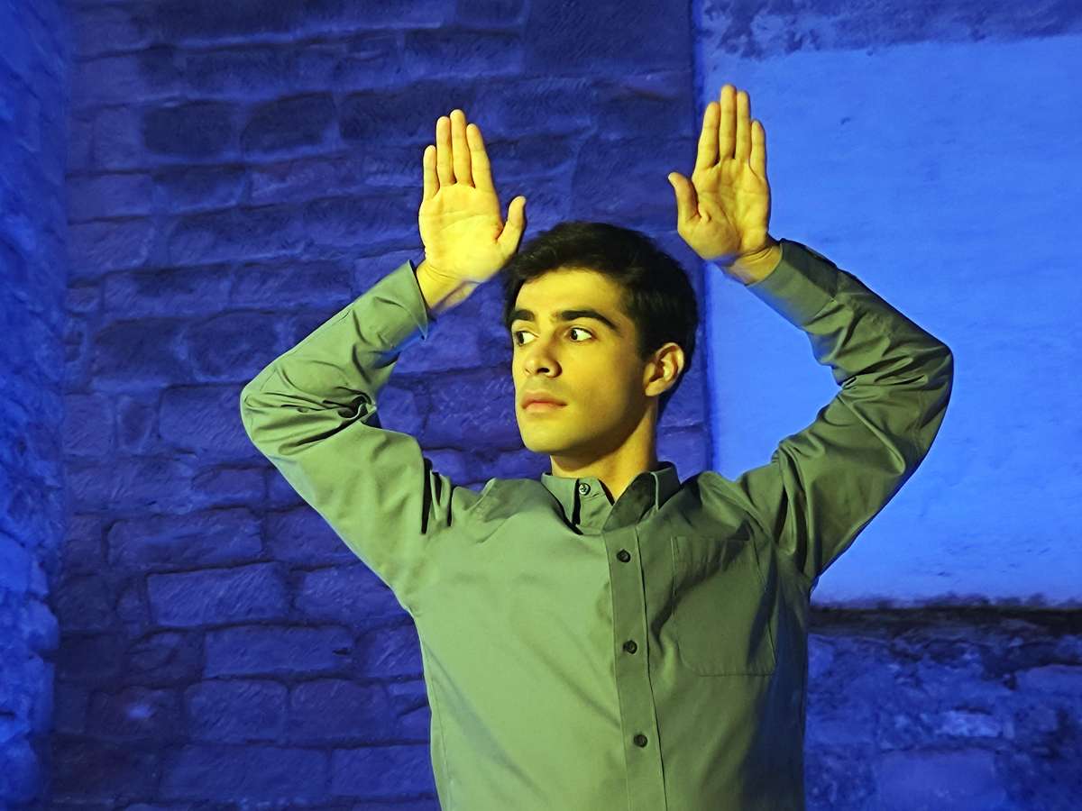 Theaterstream: Tragische Komödie - AUSGEBRÜTET
