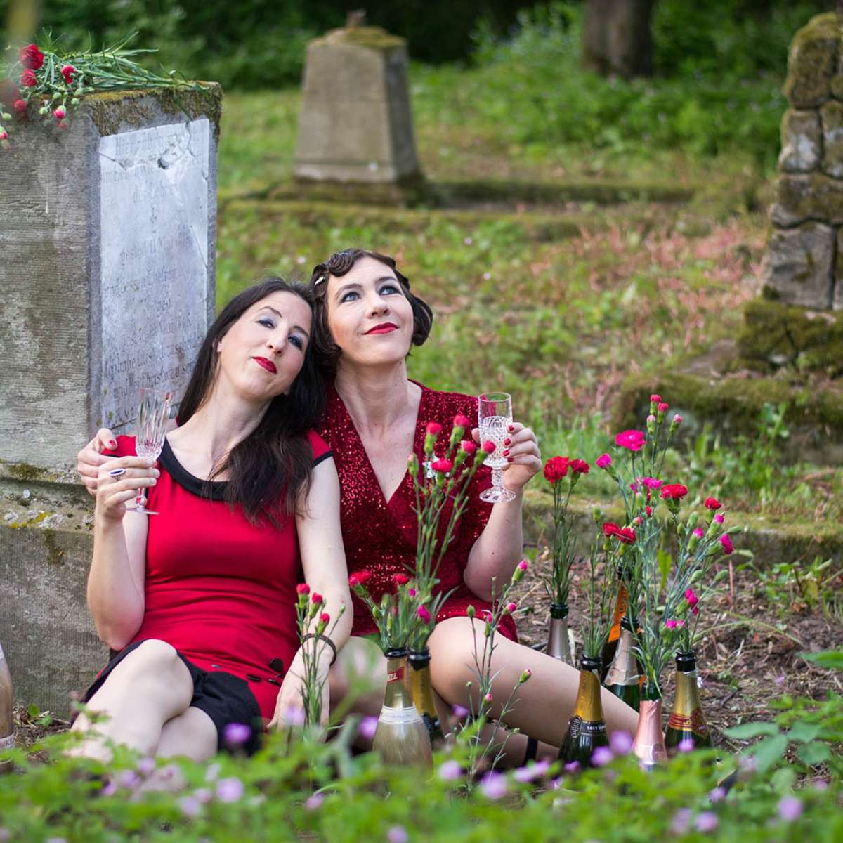 Großes Bild schließen! Unsterblich verwirrt - zwei Chansonetten trinken aus