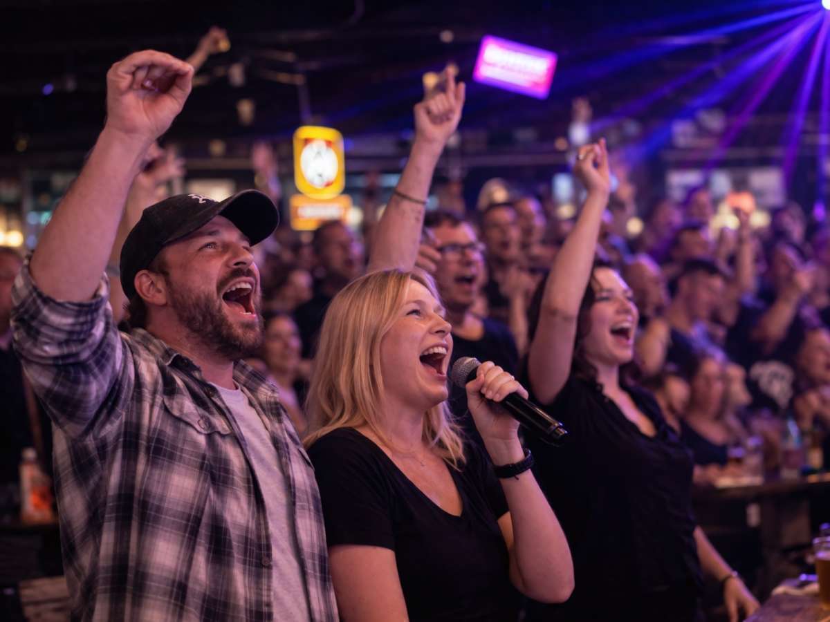 Großes Bild schließen! Freitags Karaoke-Party