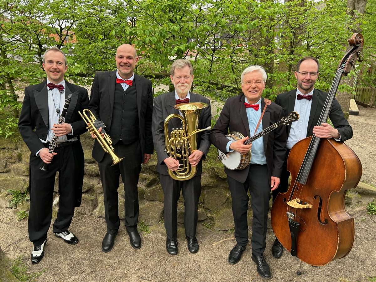 Pluto's Swing & Dixie Five
